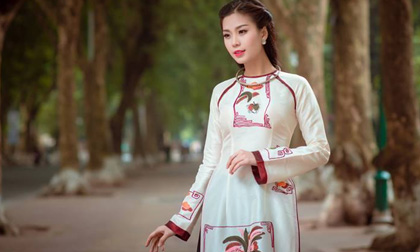 Á hậu Diễm Trang đẹp duyên dáng và nền nã với áo dài 