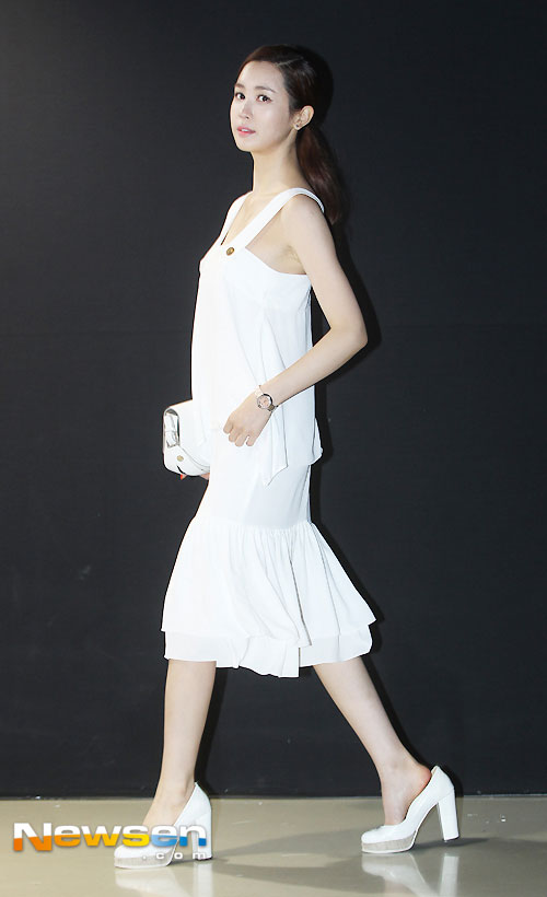Lee Da Hae xinh như búp bê với váy trắng trong sự kiện 2