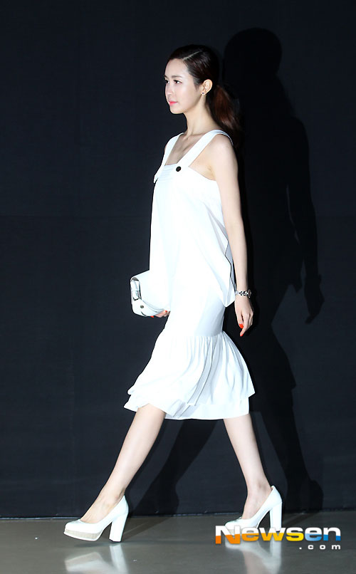 Lee Da Hae xinh như búp bê với váy trắng trong sự kiện 5