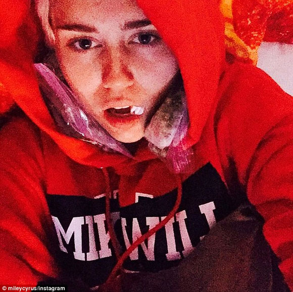 Miley Cyrus khoe ảnh nhổ răng khiến fans khiếp sợ 6