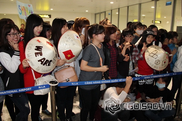 Fans vây kín sân bay Nội Bài chờ đón EXO và Sistar đến Việt Nam 7
