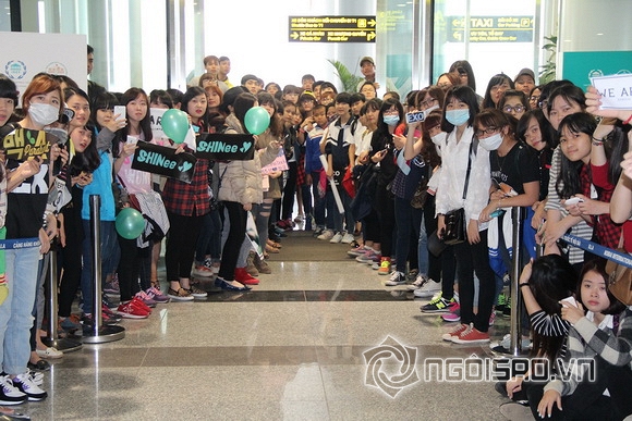 Fans vây kín sân bay Nội Bài chờ đón EXO và Sistar đến Việt Nam 8