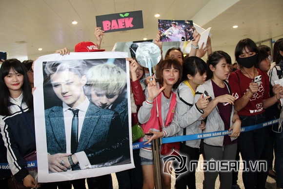 Fans vây kín sân bay Nội Bài chờ đón EXO và Sistar đến Việt Nam 9