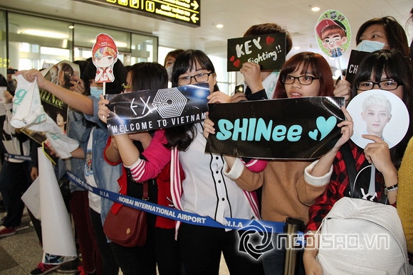 Fans vây kín sân bay Nội Bài chờ đón EXO và Sistar đến Việt Nam 10