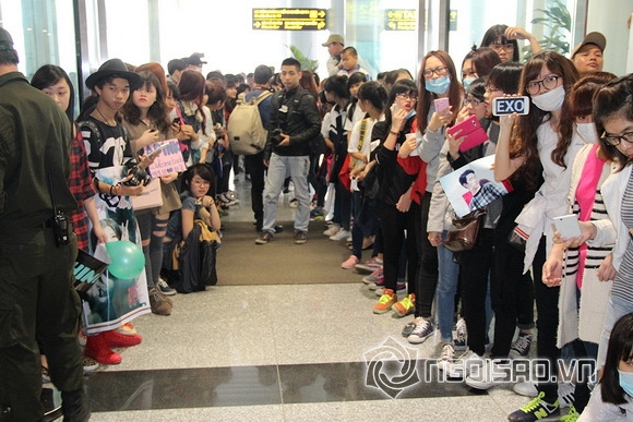 Fans vây kín sân bay Nội Bài chờ đón EXO và Sistar đến Việt Nam 11