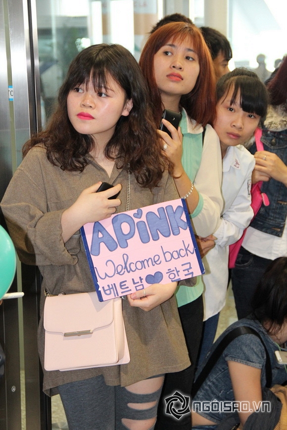 Fans vây kín sân bay Nội Bài chờ đón EXO và Sistar đến Việt Nam 12