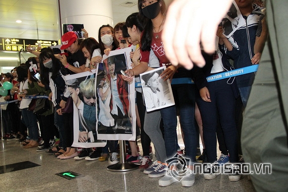 Fans vây kín sân bay Nội Bài chờ đón EXO và Sistar đến Việt Nam 13