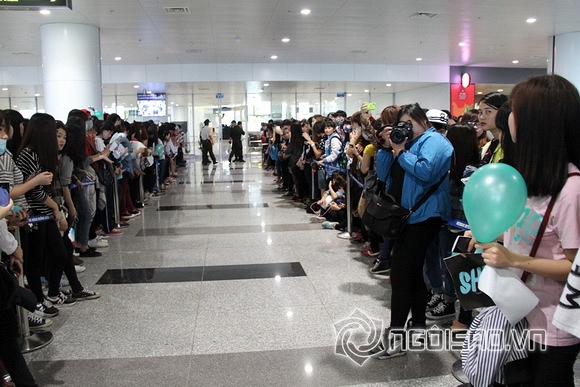Fans vây kín sân bay Nội Bài chờ đón EXO và Sistar đến Việt Nam 0