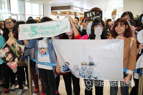 Fans vây kín sân bay Nội Bài chờ đón EXO và Sistar đến Việt Nam 15