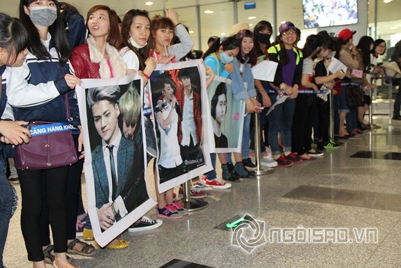 Fans vây kín sân bay Nội Bài chờ đón EXO và Sistar đến Việt Nam 16