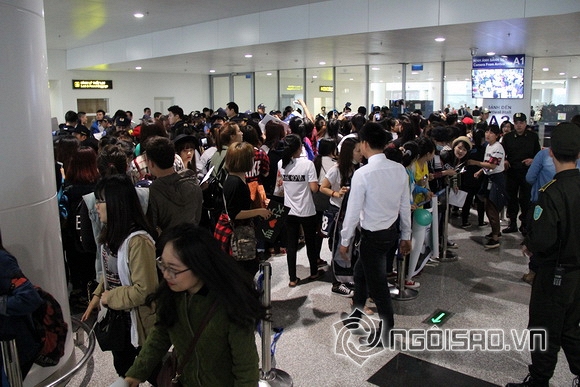 Fans vây kín sân bay Nội Bài chờ đón EXO và Sistar đến Việt Nam 17