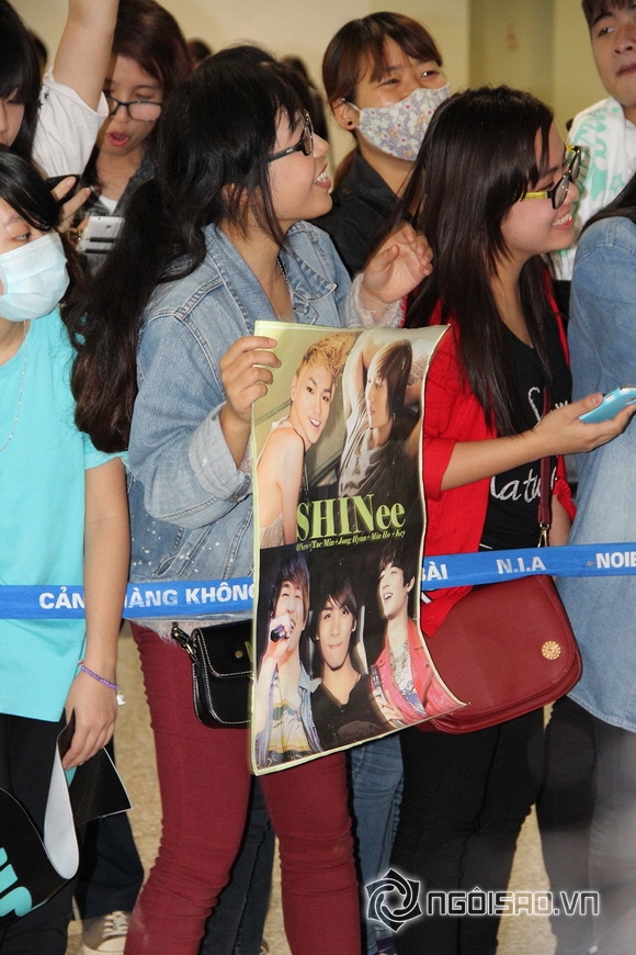 Fans vây kín sân bay Nội Bài chờ đón EXO và Sistar đến Việt Nam 2