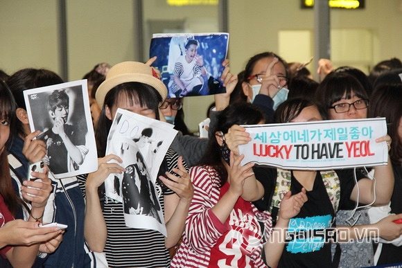 Fans vây kín sân bay Nội Bài chờ đón EXO và Sistar đến Việt Nam 4