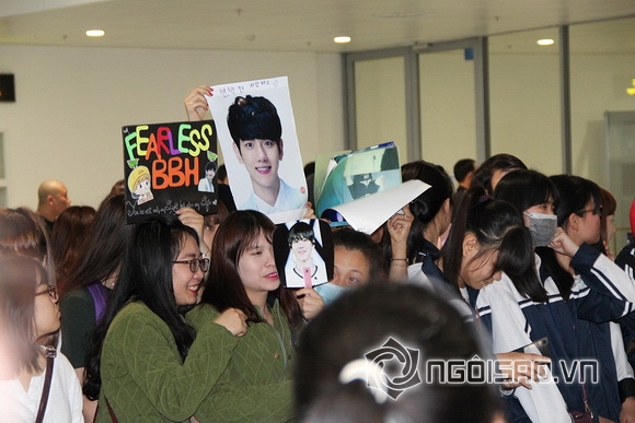 Fans vây kín sân bay Nội Bài chờ đón EXO và Sistar đến Việt Nam 5