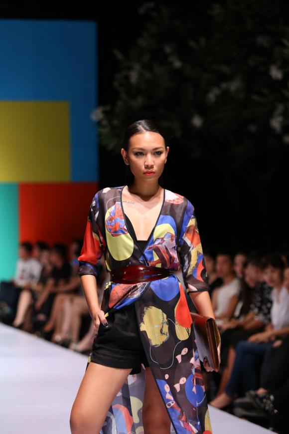 Trang Khiếu được hôn trên sàn catwalk 2