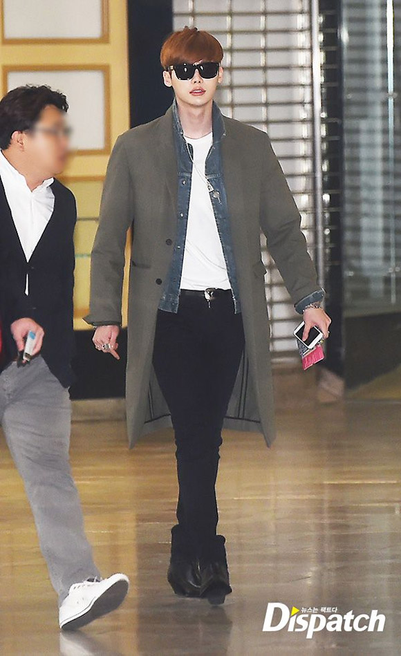 Lee Jong Suk bảnh bao ở sân bay 0