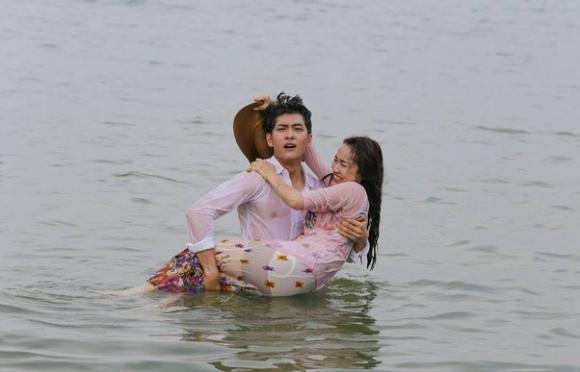 Hé lộ hình ảnh tình cảm của Linh và Junsu ở Đà Nẵng