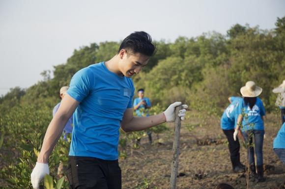 Nguyễn Văn Sơn trồng cây gây rừng cùng diễn viên Kim Tuyến 1