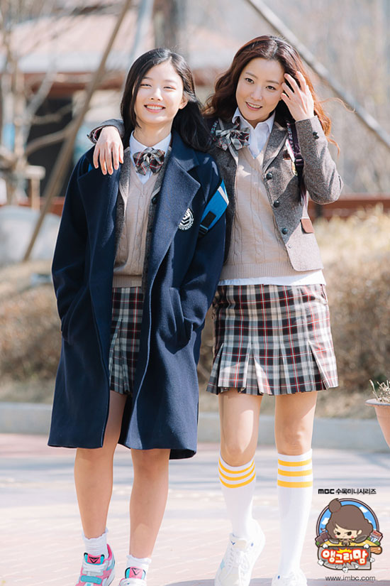 Kim Hee Sun cưa sừng làm nghé khi mặc đồng phục học sinh 3