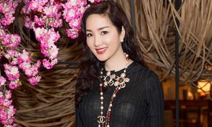 Hoa hậu Giáng My diện 'cây đen', khoe vẻ đẹp 'bất chấp tuổi tác'