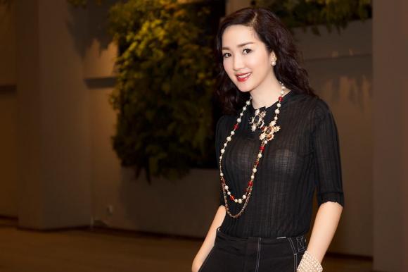 Hoa hậu Giáng My diện cây đen khoe vẻ đẹp không tuổi 1