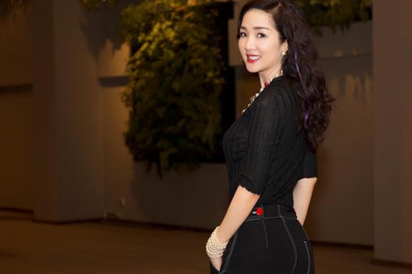 Hoa hậu Giáng My diện cây đen khoe vẻ đẹp không tuổi 3