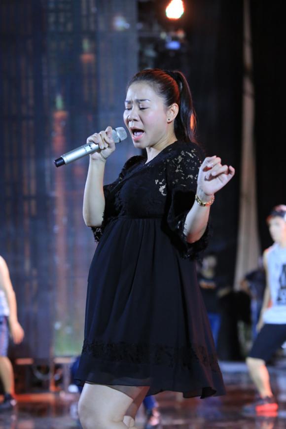Thu Minh vẫn hát sung dù bụng bầu 7 tháng 2