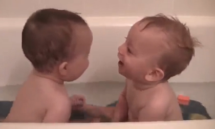 Cặp song sinh đáng yêu 'nghịch ngợm' trong bồn tắm