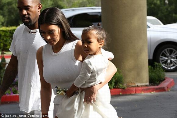 Chồng Kim Kardashian mặc áo rách tả tơi 7