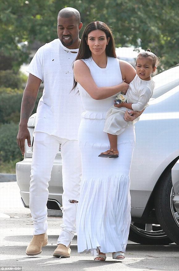 Chồng Kim Kardashian mặc áo rách tả tơi 5