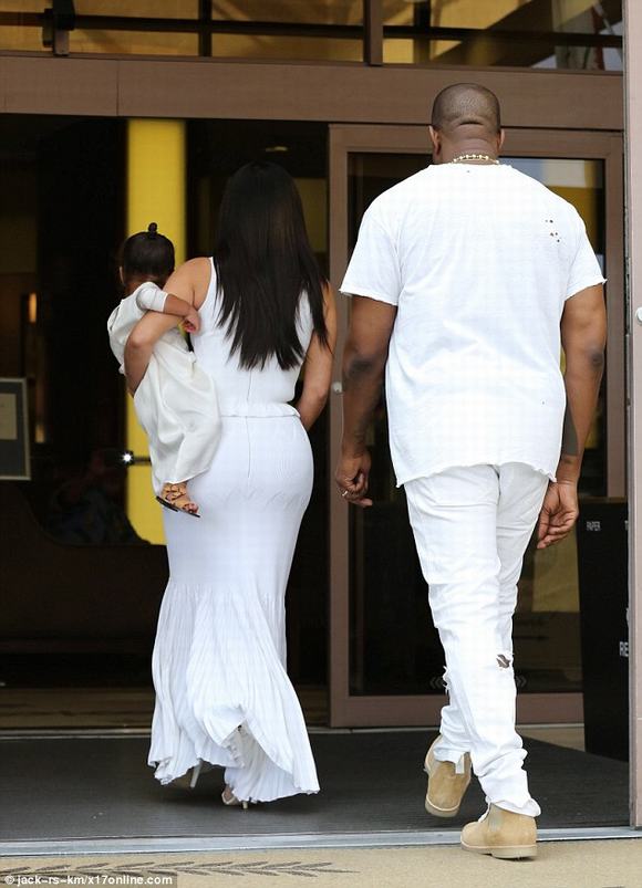 Chồng Kim Kardashian mặc áo rách tả tơi 4
