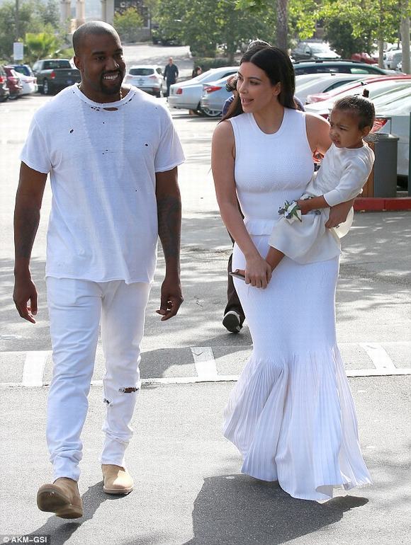 Chồng Kim Kardashian mặc áo rách tả tơi 3