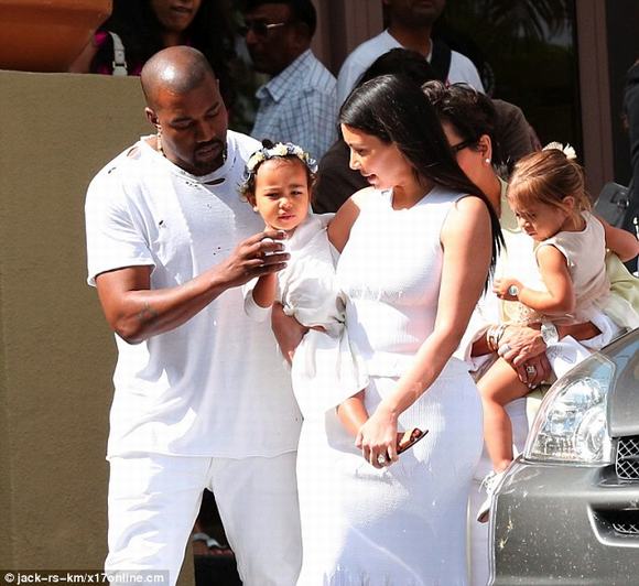 Chồng Kim Kardashian mặc áo rách tả tơi 2