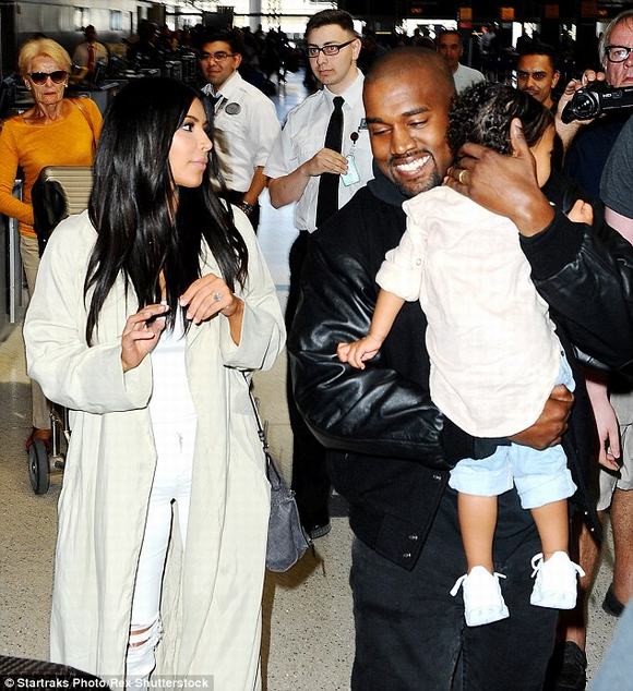 Kim  Kardashian tại sân bay  7