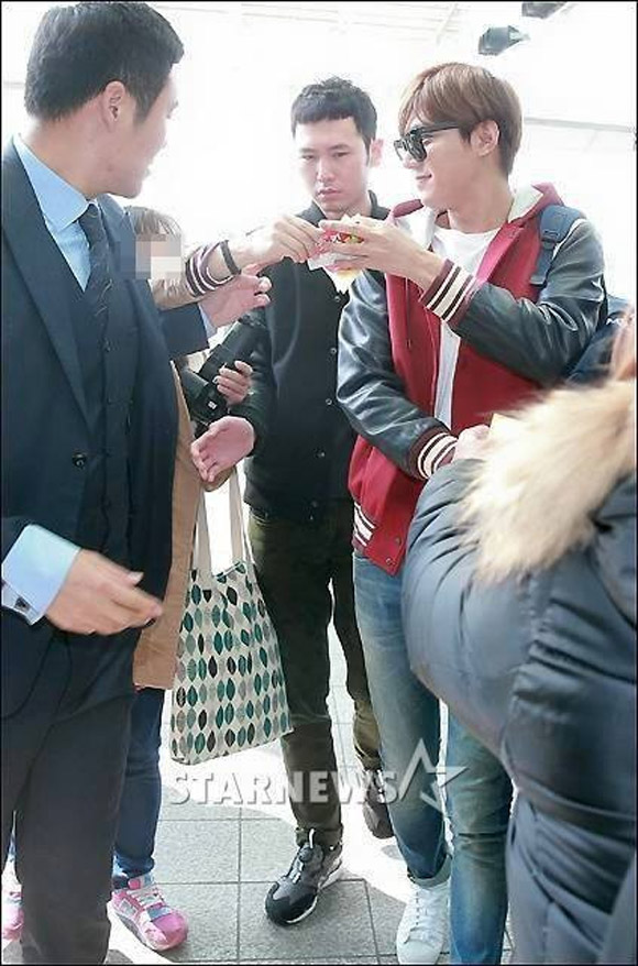 Lee Min Ho thân thiện với fans ở sân bay 1