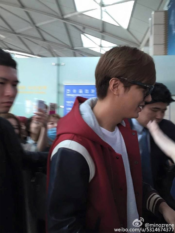 Lee Min Ho thân thiện với fans ở sân bay 4