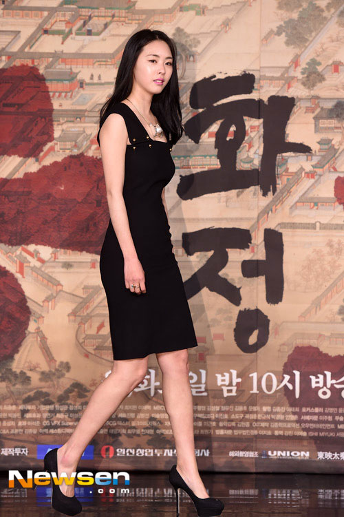 Lee Yeon Hee đẹp mê hồn khi diện váy đen thanh lịch 11