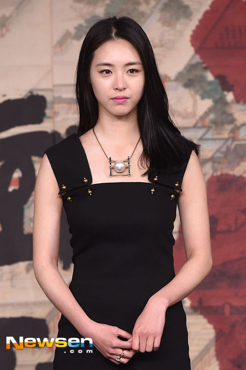 Lee Yeon Hee đẹp mê hồn khi diện váy đen thanh lịch 4