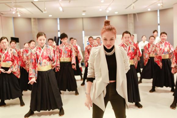 Mỹ Tâm dạy nhảy cho học sinh Nhật 7