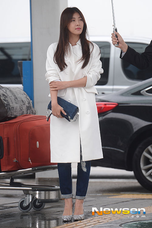 Ha Ji Won sành điệu và trẻ trung với jeans rách 11 Ha Ji Won sành điệu và trẻ trung với jeans rách 11