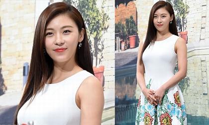 Ha Ji Won ngọt ngào với váy trắng tại sự kiện