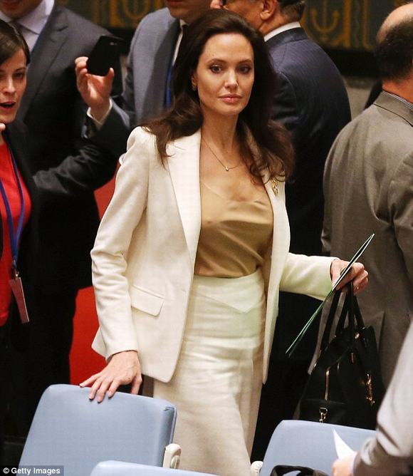 Angelina Jolie gầy tong teo  1