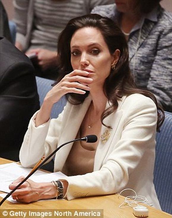 Angelina Jolie gầy tong teo  0