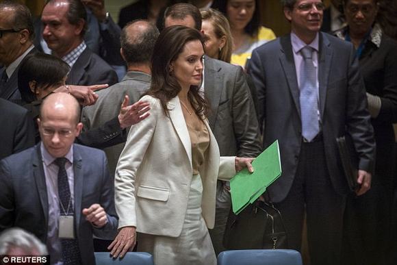 Angelina Jolie gầy tong teo  9