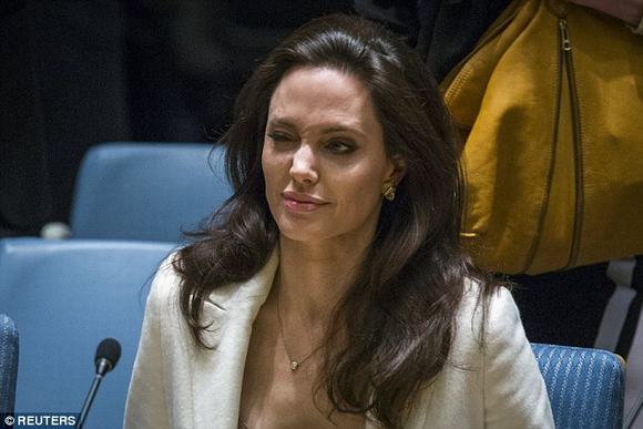 Angelina Jolie gầy tong teo  6