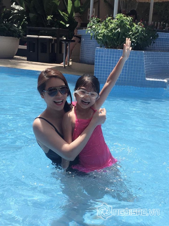 Trương Ngọc Ánh đi bơi cùng con gái 6