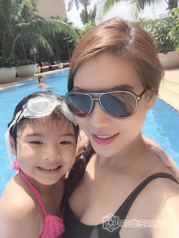 Trương Ngọc Ánh đi bơi cùng con gái 4