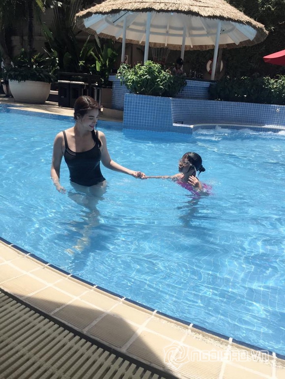 Trương Ngọc Ánh đi bơi cùng con gái 3