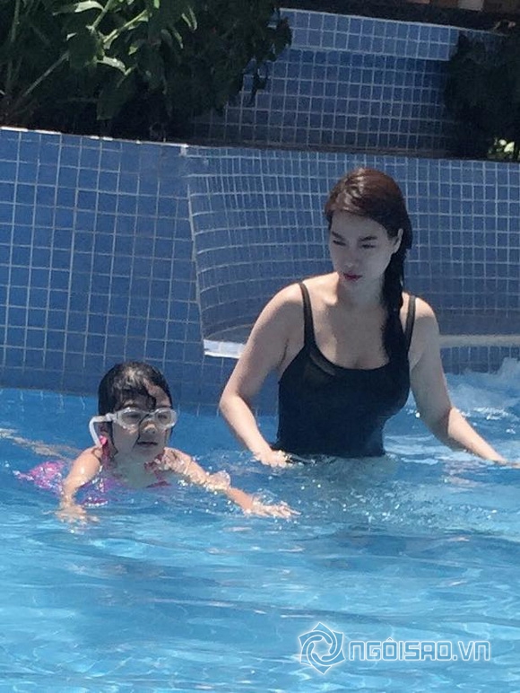 Trương Ngọc Ánh đi bơi cùng con gái 1