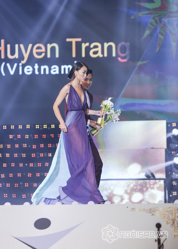 Võ Cảnh - Huyền Trang lên nhận giải 2